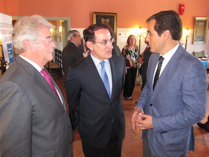 José Antonio Nieto con los presidentes de la CEA y CECO