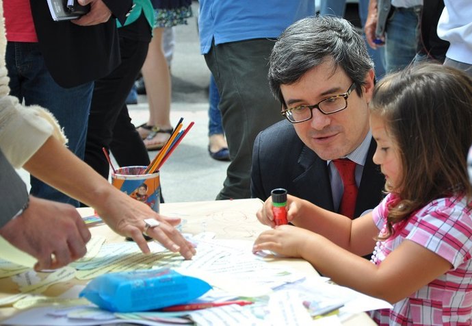 Iribas junto a una alumna