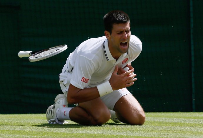Novak Djokovic se duele tras caerse en su partido ante Gilles Simon