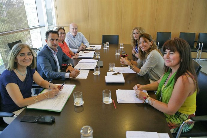 Reunión Daniel Pérez Ana Mata con técnicos para abordar temas sociales ambas adm