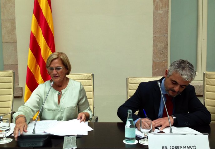 La pta.Del Parlament, Núria de Gispert, y el scr.De Comunicación, Josep Martí