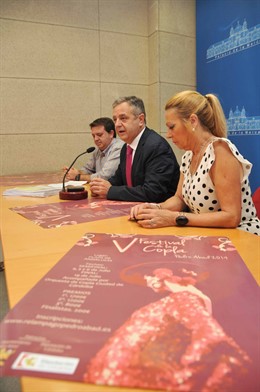 Fuentes (centro), junto a la alcaldesa, con el cartel en primer plano