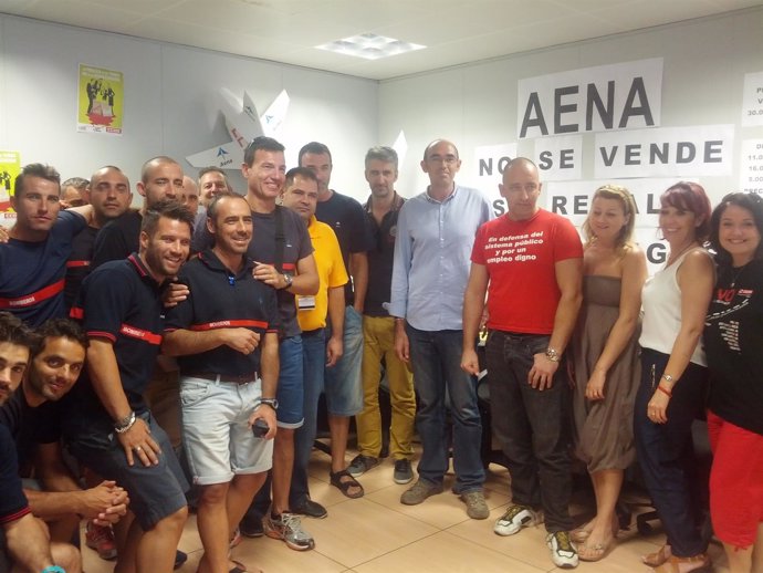 Zorrilla con trabajadores de Aena en málaga encerrados por privatización