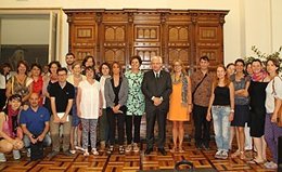 El conseller de Cultura, Ferran Mascarell, con estudiantes de Bolzano