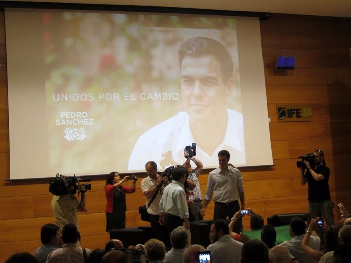 Sánchez saluda a militantes del PSOE de Jaén antes de participar en el acto.