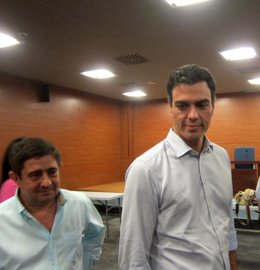 Pedro Sánchez (d), junto a Francisco Reyes, antes de atender a los periodistas.