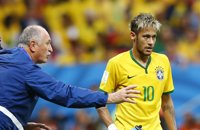 Scolari: "Neymar no juega para ser mejor que Messi"