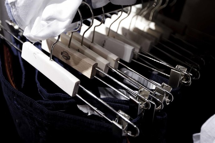 Recursos de ropa, complementos y caja de una tienda