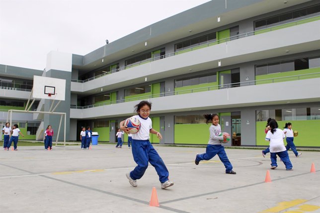 Niños jugando en una escuela Innova en Lima