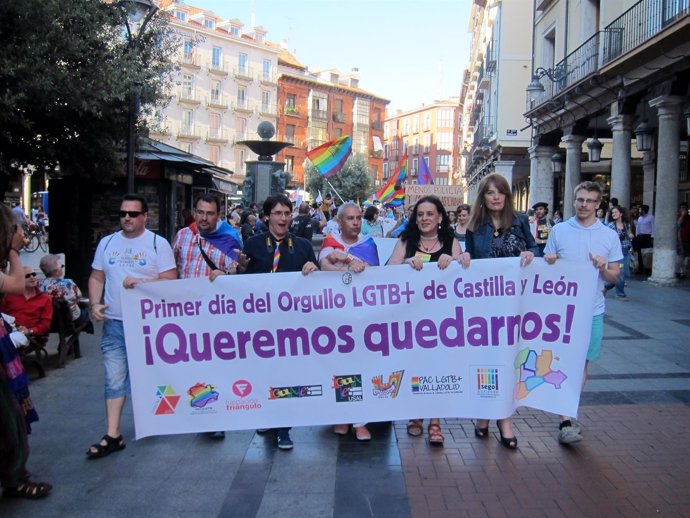 Pancarta que abría la manifestación en favor del orgullo LGTB+  en Valladolid.