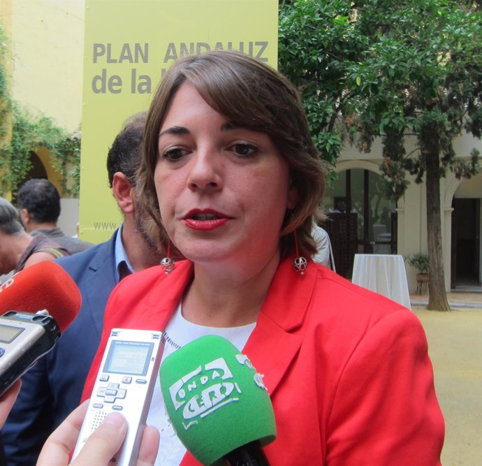 Elena Cortés, ante los medios
