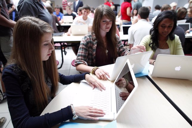 Estudiantes frente a sus ordenadores portátiles
