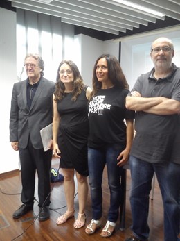 Mònica Oltra junto con los impulsores de la web tras la presentación