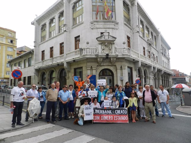 Afectados por las preferentes de Caja Cantabria 