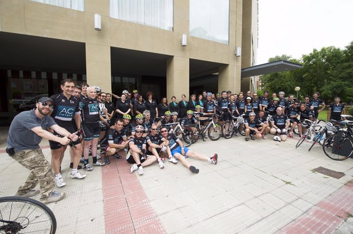 Comitiva de la XXIV Ruta Xacobea AC Hotels by Marriott en bicicleta