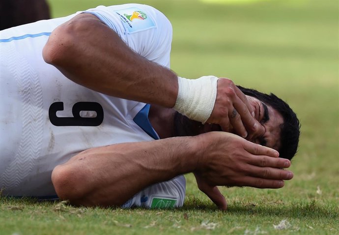 Luis Suárez en el partido con Italia