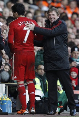 Kenny Dalglish felicita a Luis Suárez en un partido del Liverpool
