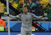 Julio César salva a Brasil del drama