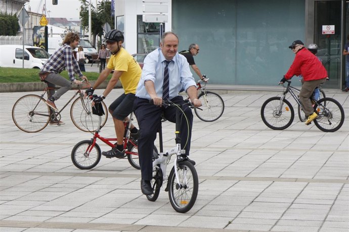 El consejero de Medio Ambiente de Cantabria en bici