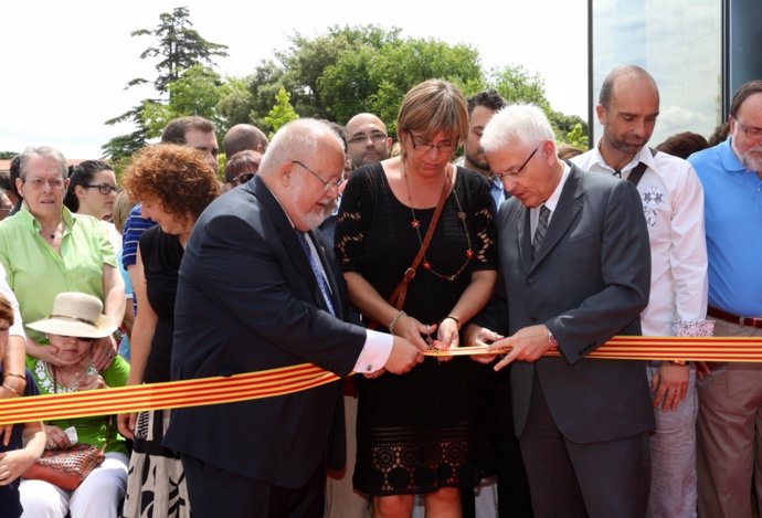 El presidente de la Diputación S.Esteve inaugura la biblioteca de Begues