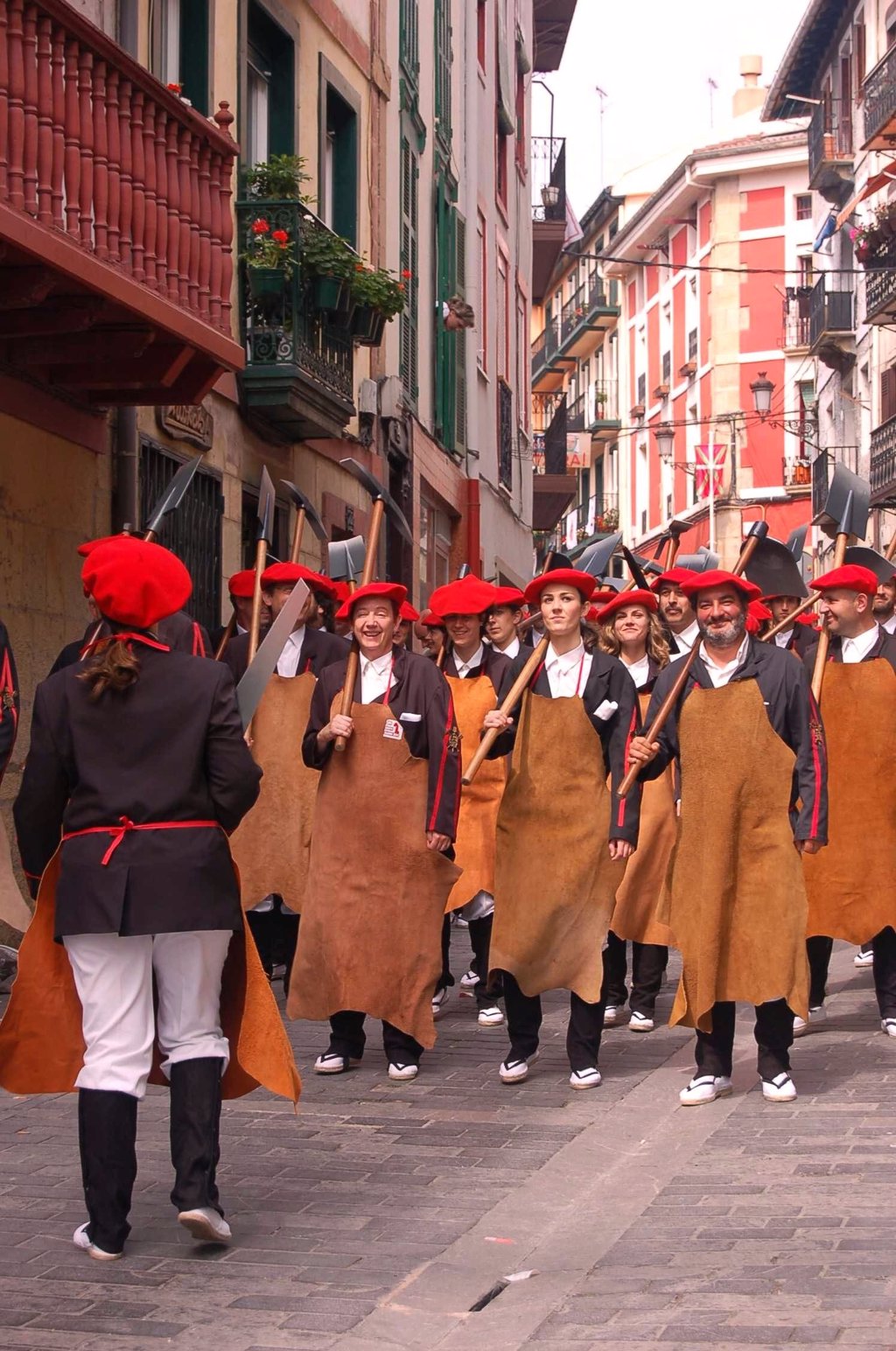 Los Alardes Tradicional Y Mixto De Irun Desfilan Con Normalidad