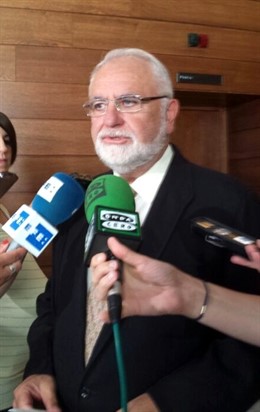 Juan Cotino atiende a los medios en las Corts 