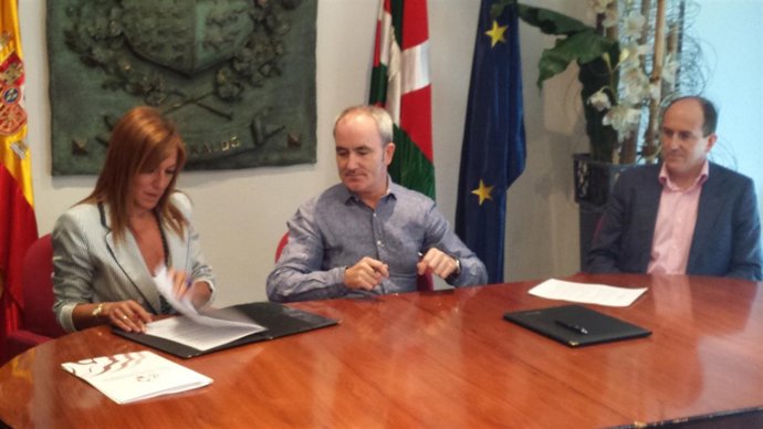 Alfonso García en la firma del convenio