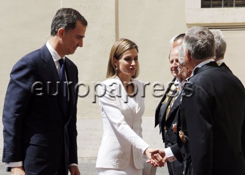 Letizia luce el blanco de Reina, en su primera audiencia con el Papa