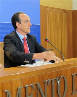 Consejero de Turismo y Comercio, Rafael Rodríguez, en el Parlamento.