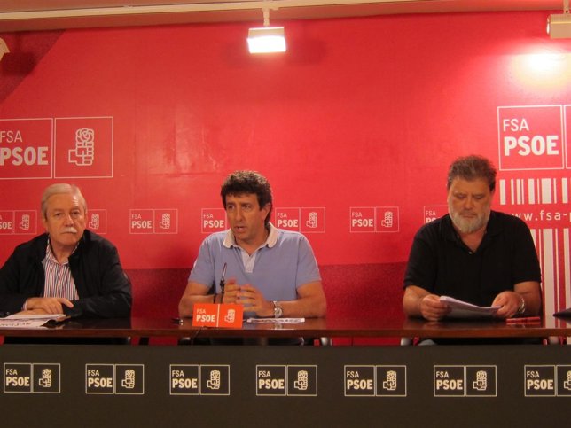 Justo Rodríguez Braga (UGT), Jesús Gutiérrez (FSA-PSOE) y Gilberto García (CCOO)