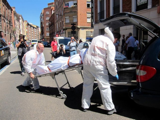 Momento en el que el cadáver del propietario es sacado del inmueble. 