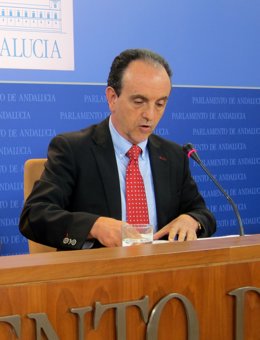 Consejero de Turismo y Comercio, Rafael Rodríguez, en rueda de prensa.