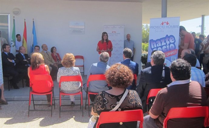 Susana Díaz visita el nuevo centro polivalente de Proyecto Hombre