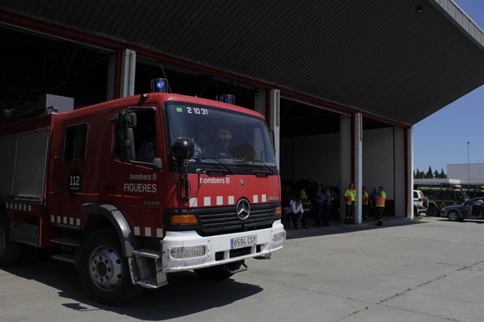 Una Dotación De Bomberos En Figueres