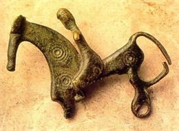 Imagen de la fíbula de bronce que es la pieza del mes de julio en el Museo.