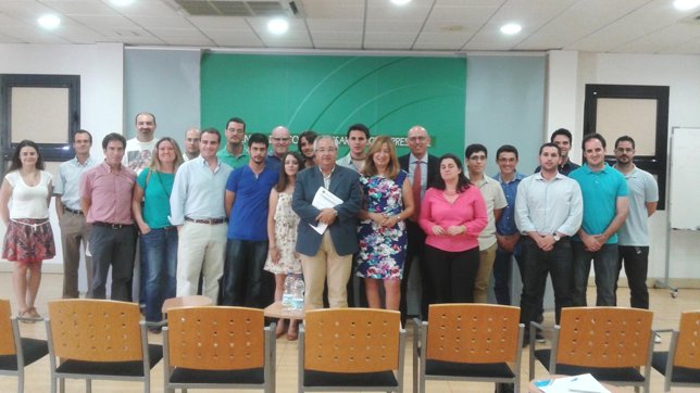 Primeros universitarios que reciben la beca ‘Talentum Startups’ de la Junta