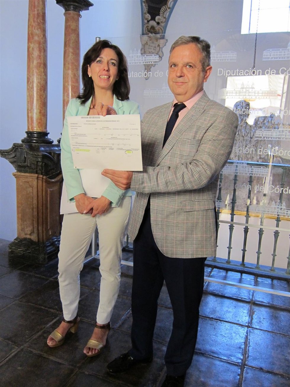 Fuentes muestra, junto a Ceballos, el documento sobre el destino de su paga