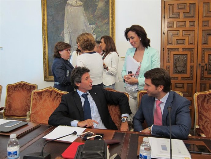 Ceballos charla con dos diputados del gobierno del PP antes del Pleno