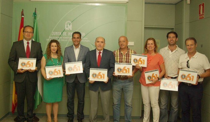 Daniel Pérez entrega los certificados de zona cardioasegurada en Málaga