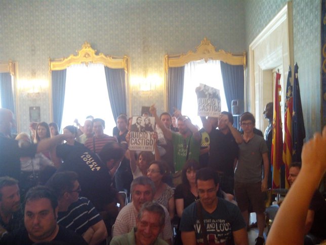 El público exhibe carteles contra la alcaldesa de Alicante 