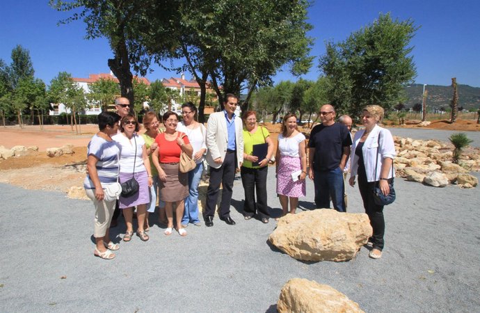 Nieto (centro) en su visita a Miralbaida