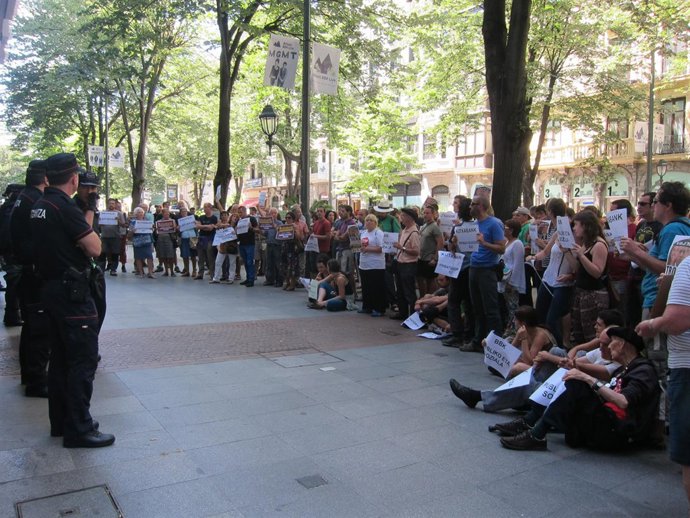 Concentración ante la asamblea de BBK