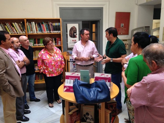 El portavoz socialista, Juan Espadas, en la biblioteca 'Alberto Lista'