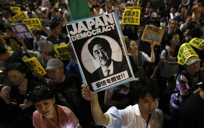 Manifestantes en Tokio contra el primer ministro Shinzo Abe