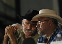 Acusan de posesión de drogas a Mireles, líder de las autodefensas de Michoacán