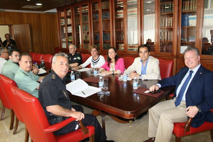 Un momento de la reunión en la Subdelegación