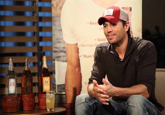 Enrique Iglesias y Ron Atlático 