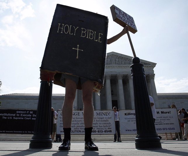 Activista disfrazado de Biblia ante el Tribunal Supremo estadounidense