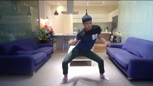 Este chico te enseña a ponerte los pantalones sin manos