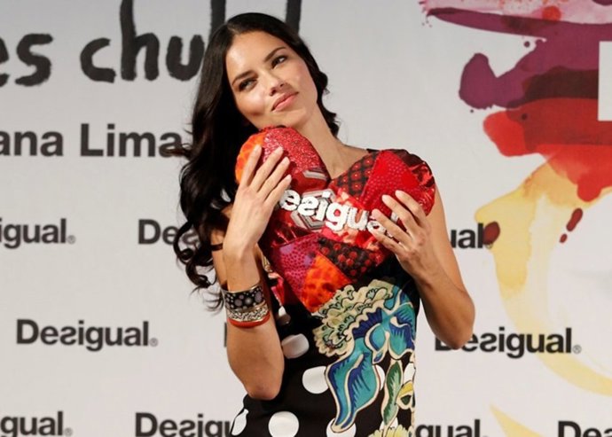 Adriana Lima se convierte en la nueva embajadora de Desigual